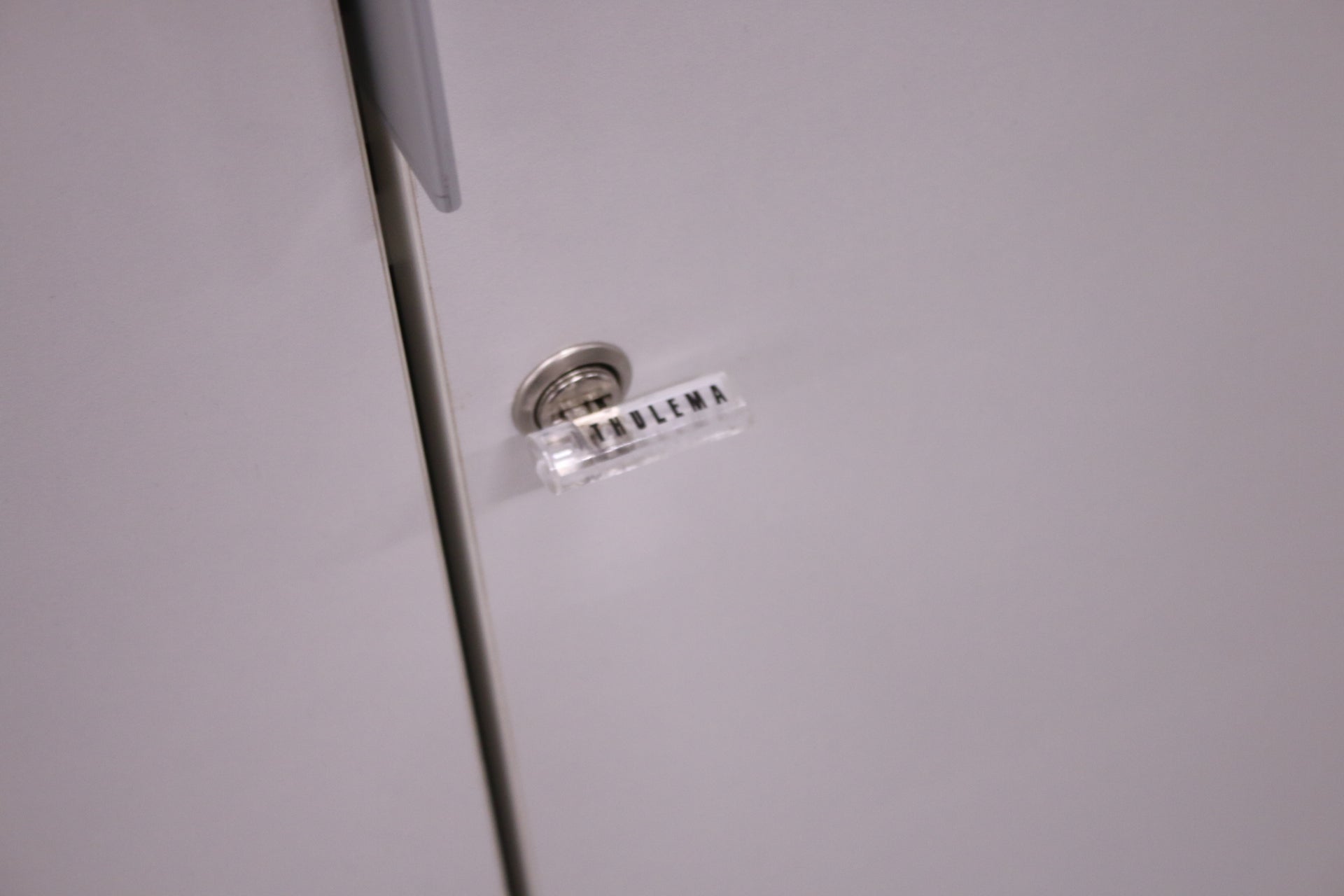 Thulema korkea valkoinen ovikaappi 197x80 - Suomen Kalustekeskus