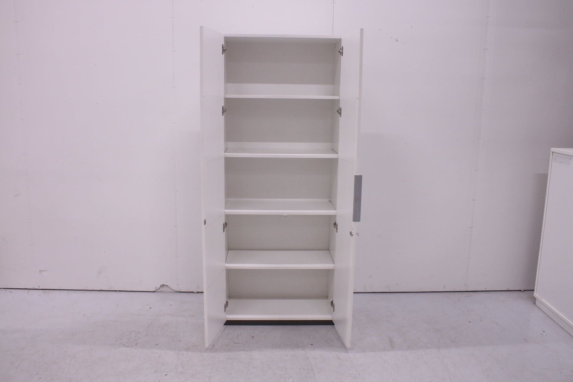 Thulema korkea valkoinen ovikaappi 197x80 - Suomen Kalustekeskus