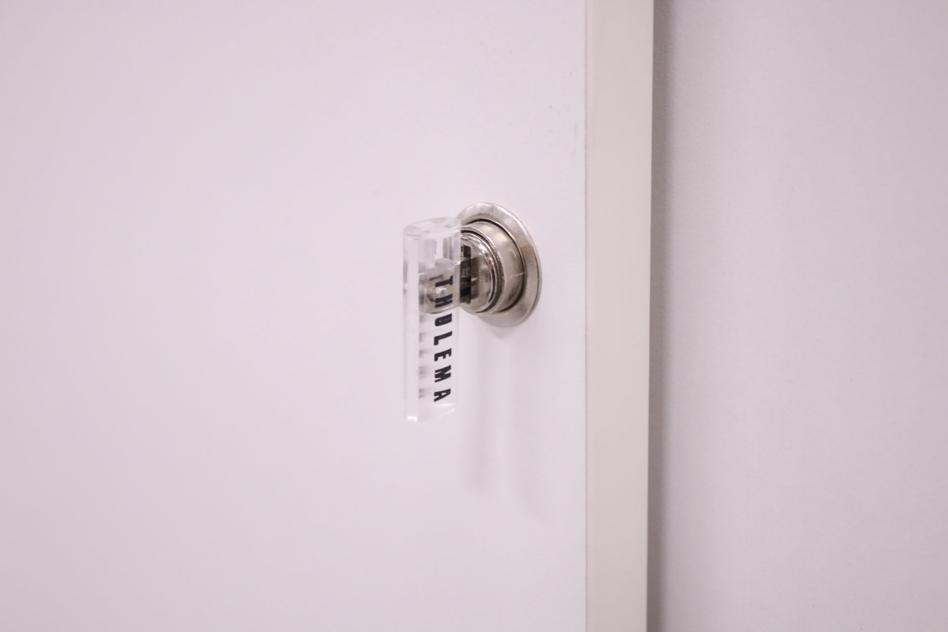 Thulema valkoinen lukittava liukuovikaappi 80x121 - Suomen Kalustekeskus