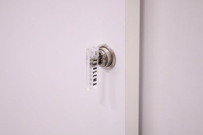 Thulema valkoinen lukittava liukuovikaappi 80x121 - Suomen Kalustekeskus