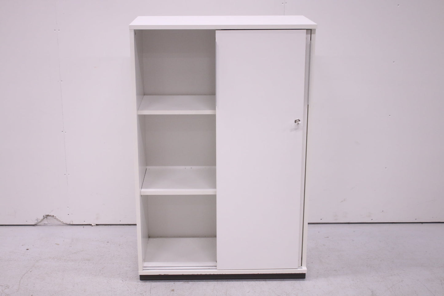 Thulema valkoinen lukittava liukuovikaappi 80x121 - Suomen Kalustekeskus