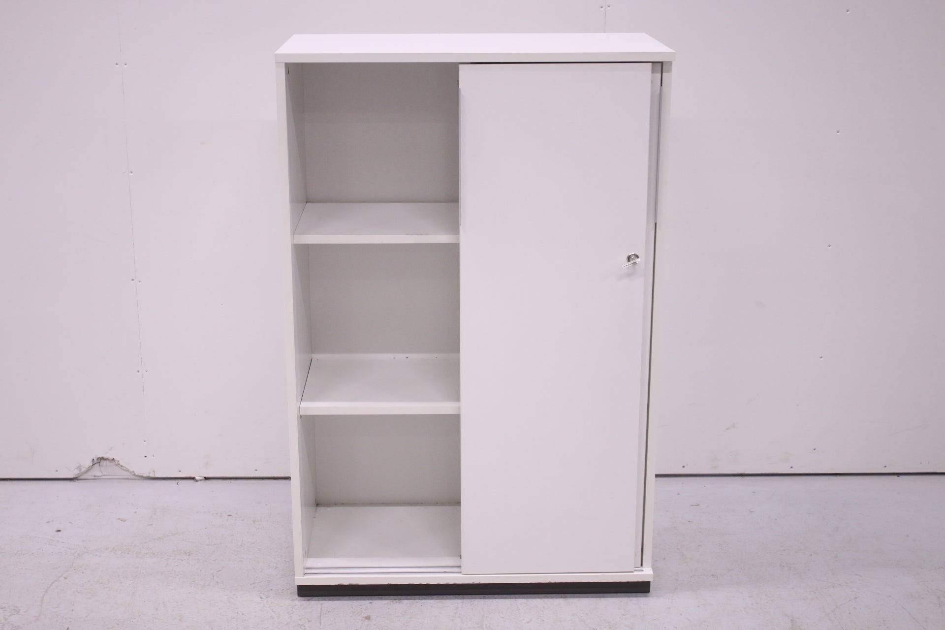 Thulema valkoinen lukittava liukuovikaappi 80x121 - Suomen Kalustekeskus