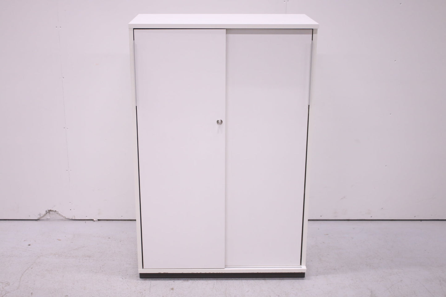 Thulema valkoinen lukittava liukuovikaappi 80x121 - Suomen Kalustekeskus