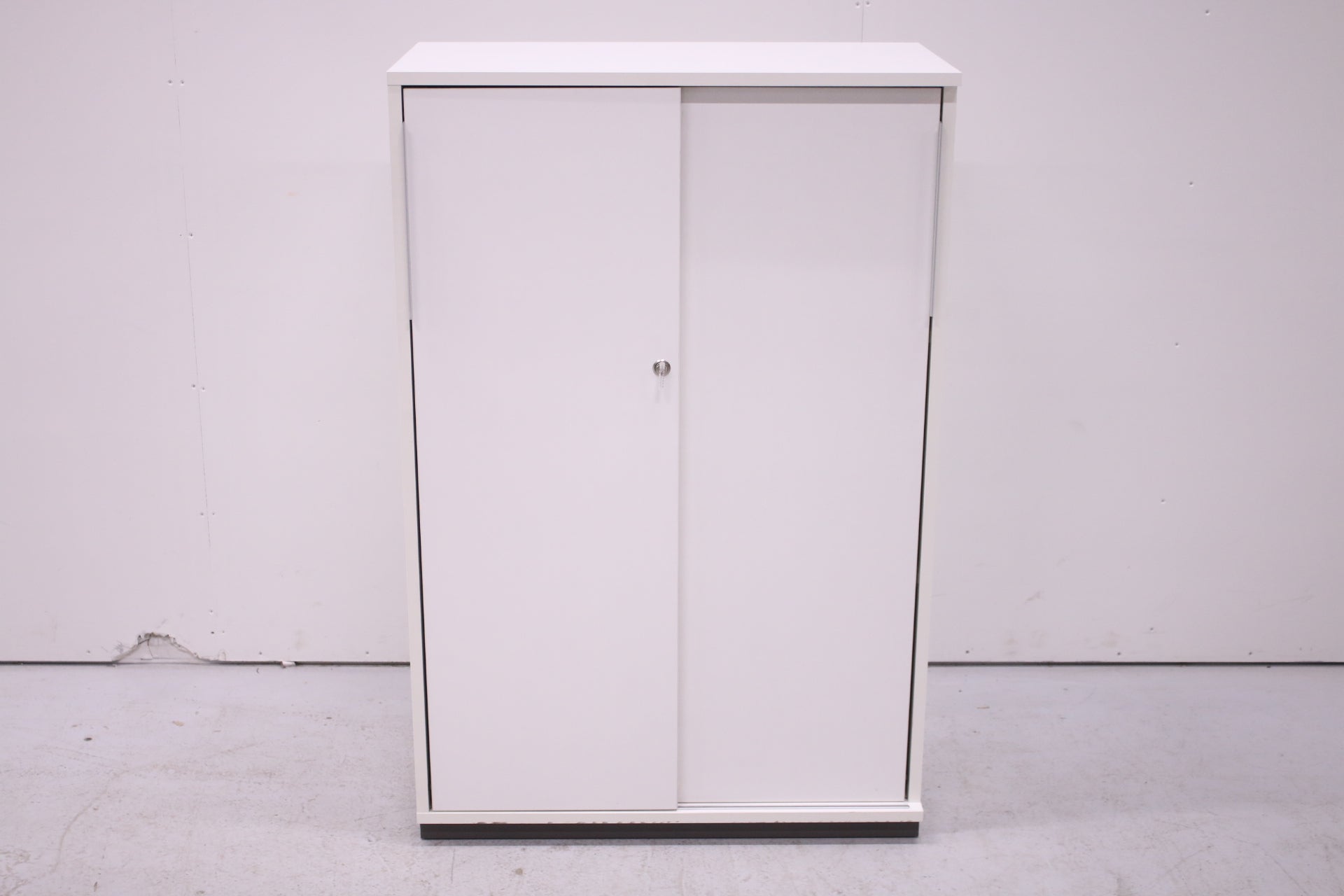 Thulema valkoinen lukittava liukuovikaappi 80x121 - Suomen Kalustekeskus