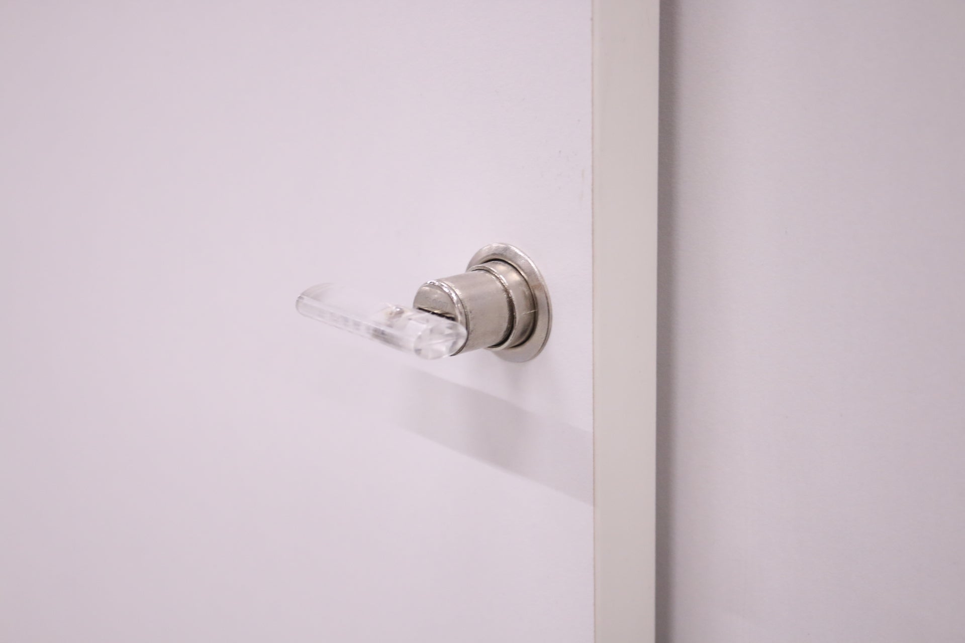 Thulema valkoinen lukittava liukuovikaappi 80x121 - Suomen Kalustekeskus