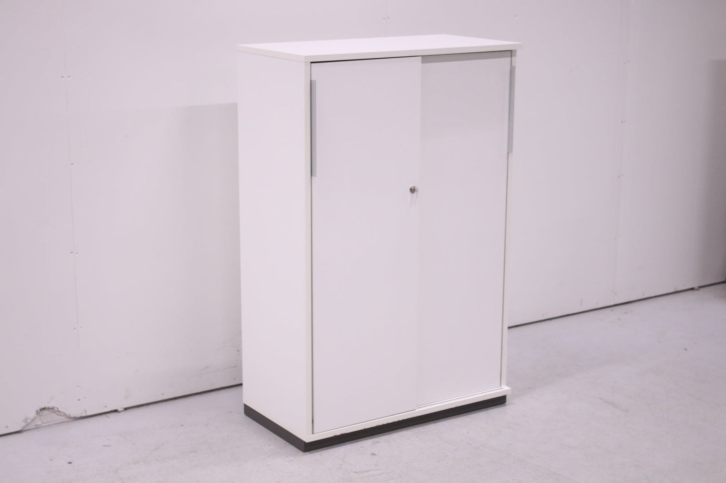 Thulema valkoinen lukittava liukuovikaappi 80x121 - Suomen Kalustekeskus