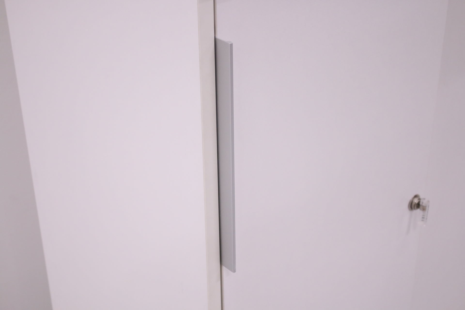 Thulema valkoinen lukittava liukuovikaappi 80x121 - Suomen Kalustekeskus