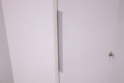 Thulema valkoinen lukittava liukuovikaappi 80x121 - Suomen Kalustekeskus