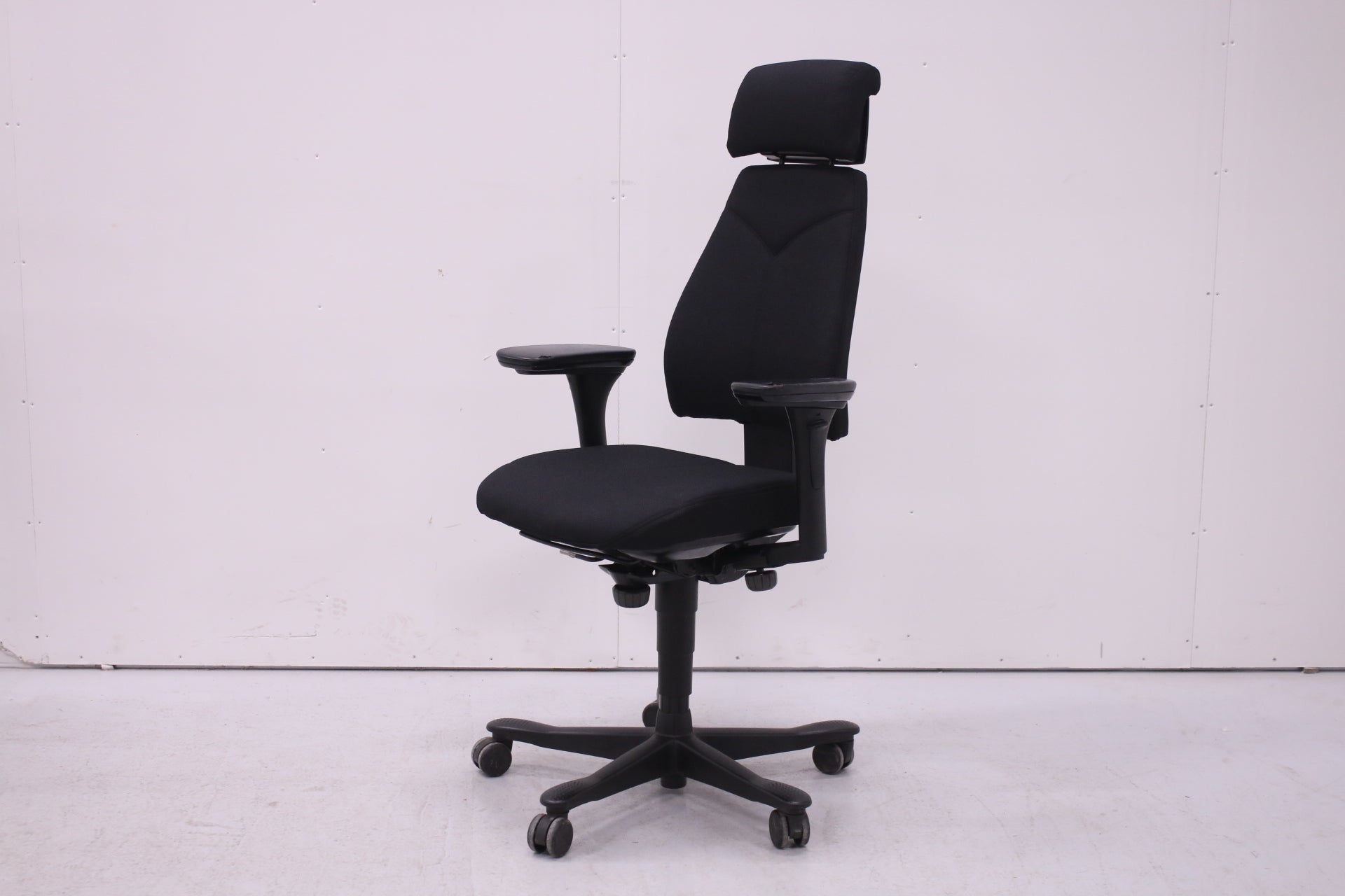 Uudelleenverhoiltu musta Kinnarps 6000 niskatuella, lyhyt selkä - Suomen Kalustekeskus