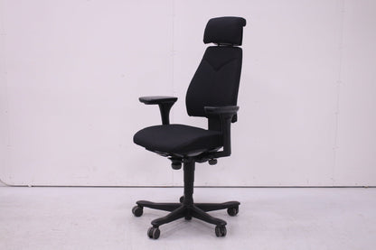 Uudelleenverhoiltu musta Kinnarps 6000 niskatuella, lyhyt selkä - Suomen Kalustekeskus