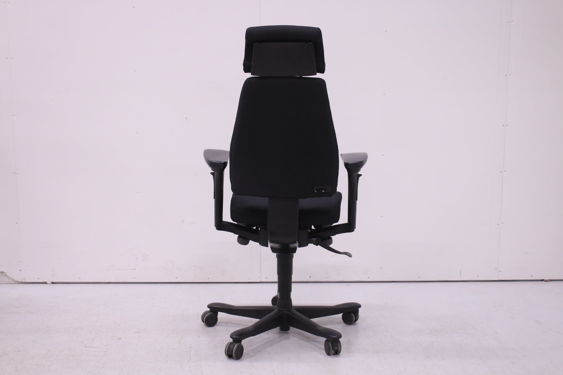 Uudelleenverhoiltu musta Kinnarps 6000 niskatuella, lyhyt selkä - Suomen Kalustekeskus