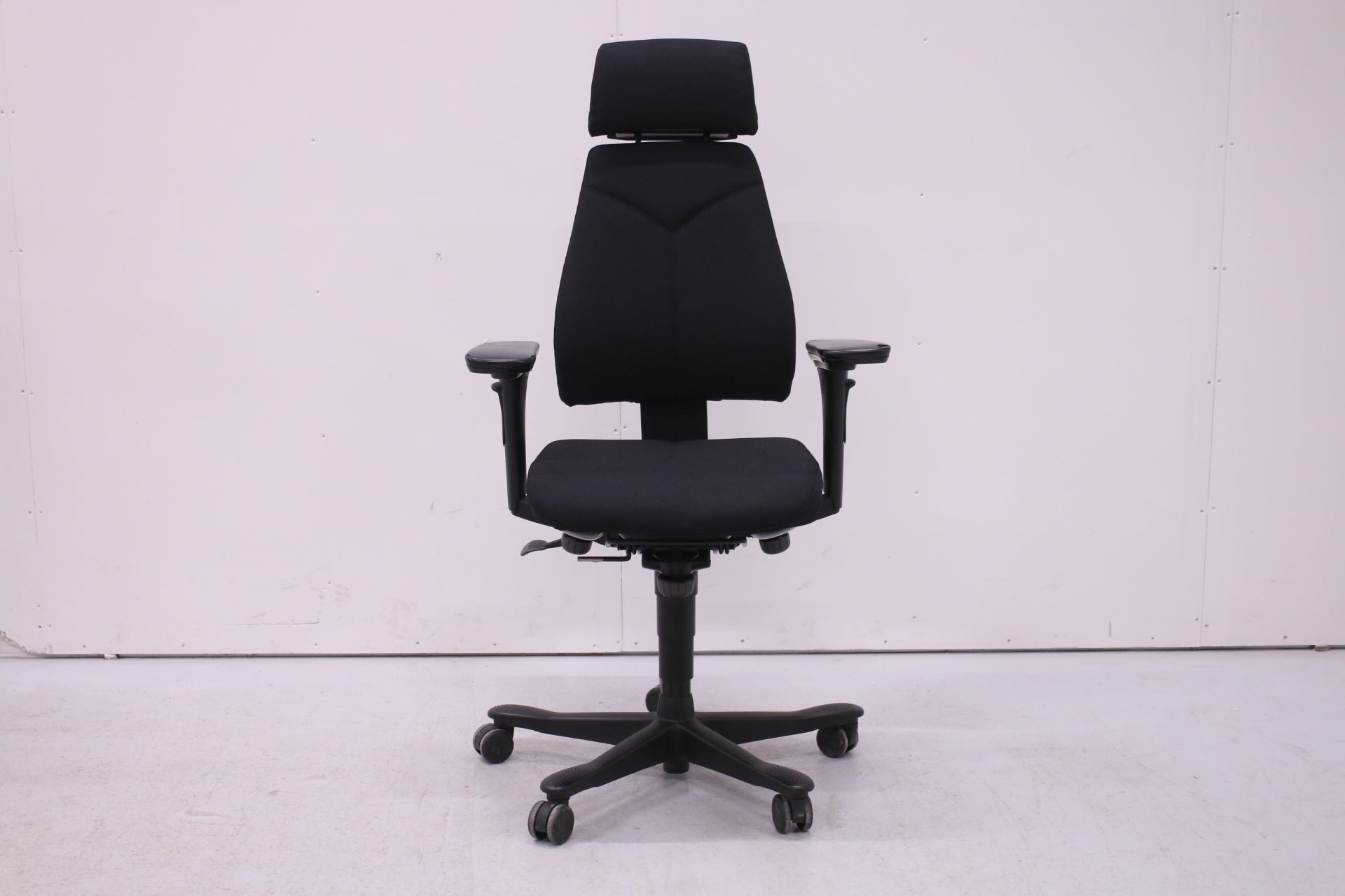 Uudelleenverhoiltu musta Kinnarps 6000 niskatuella, lyhyt selkä - Suomen Kalustekeskus