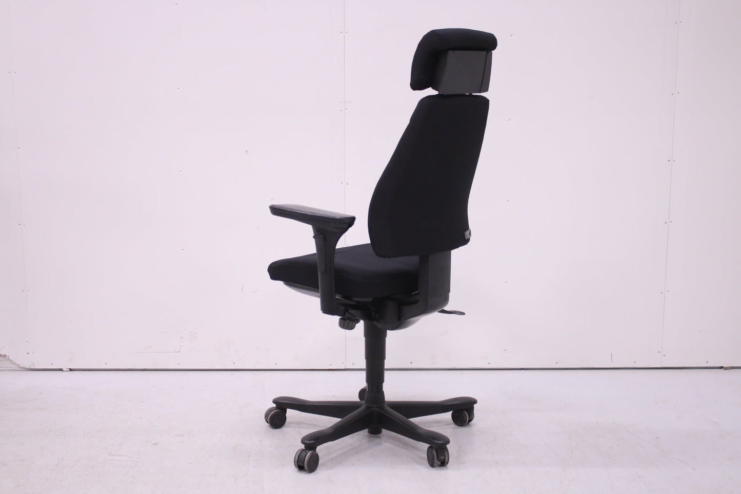 Uudelleenverhoiltu musta Kinnarps 6000 niskatuella, lyhyt selkä - Suomen Kalustekeskus