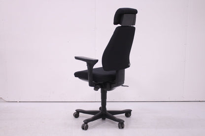 Uudelleenverhoiltu musta Kinnarps 6000 niskatuella, lyhyt selkä - Suomen Kalustekeskus