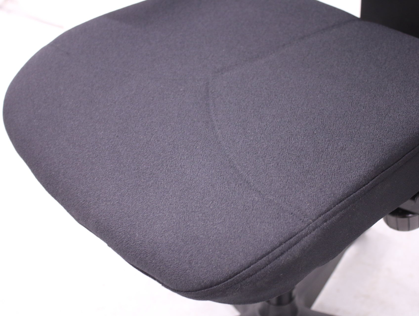 Uudelleenverhoiltu musta Kinnarps 6000 niskatuella, lyhyt selkä - Suomen Kalustekeskus