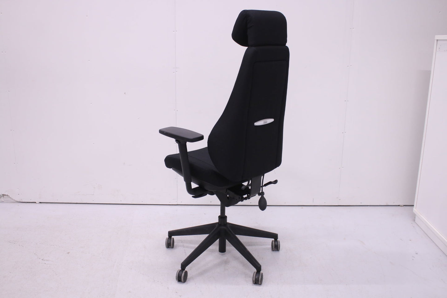 Uudelleenverhoitu Isku Step + työtuoli niskatuella - Suomen Kalustekeskus