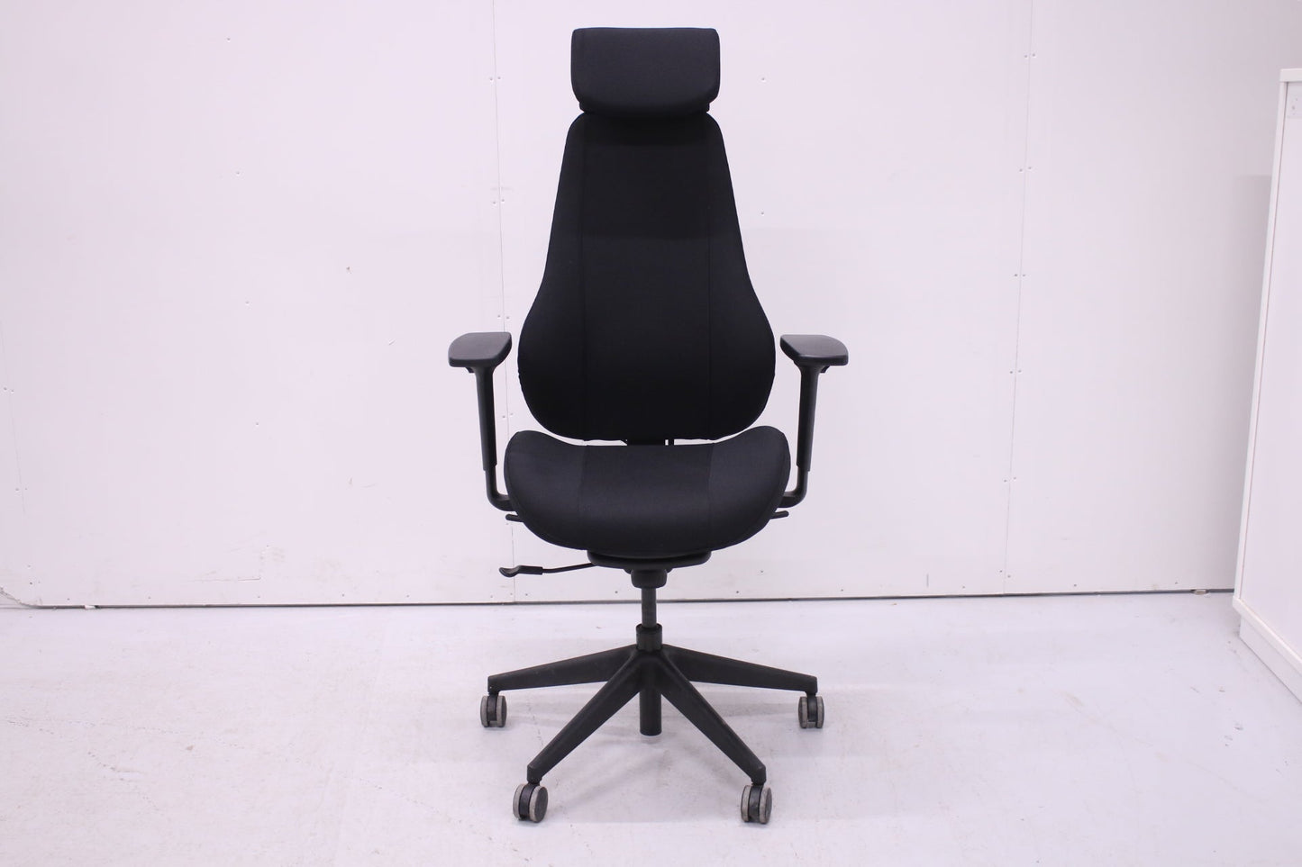 Uudelleenverhoitu Isku Step + työtuoli niskatuella - Suomen Kalustekeskus