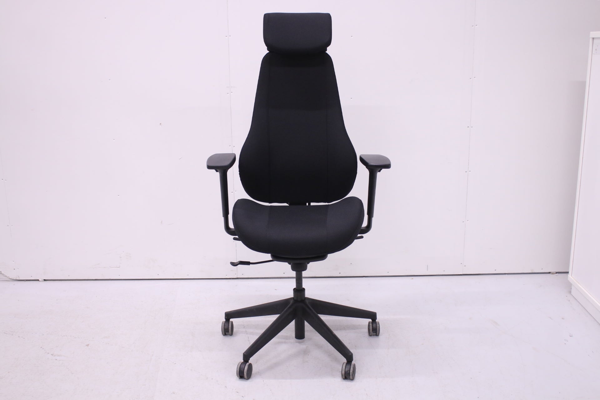 Uudelleenverhoitu Isku Step + työtuoli niskatuella - Suomen Kalustekeskus