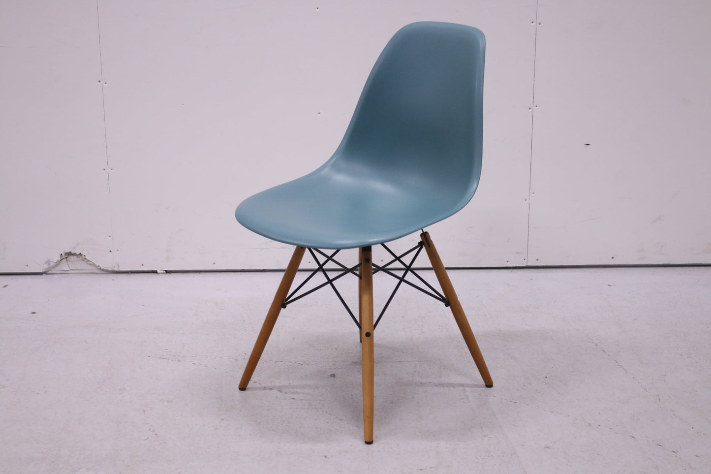 Vitra Eames Plastic Chair DSW – sininen / puujalat - Suomen Kalustekeskus