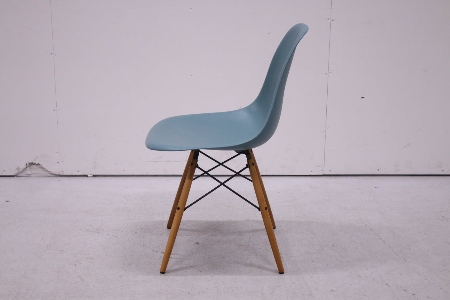 Vitra Eames Plastic Chair DSW – sininen / puujalat - Suomen Kalustekeskus