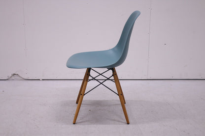 Vitra Eames Plastic Chair DSW – sininen / puujalat - Suomen Kalustekeskus
