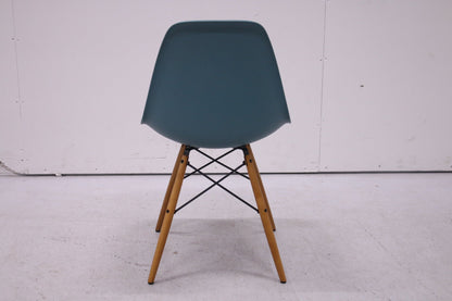 Vitra Eames Plastic Chair DSW – sininen / puujalat - Suomen Kalustekeskus