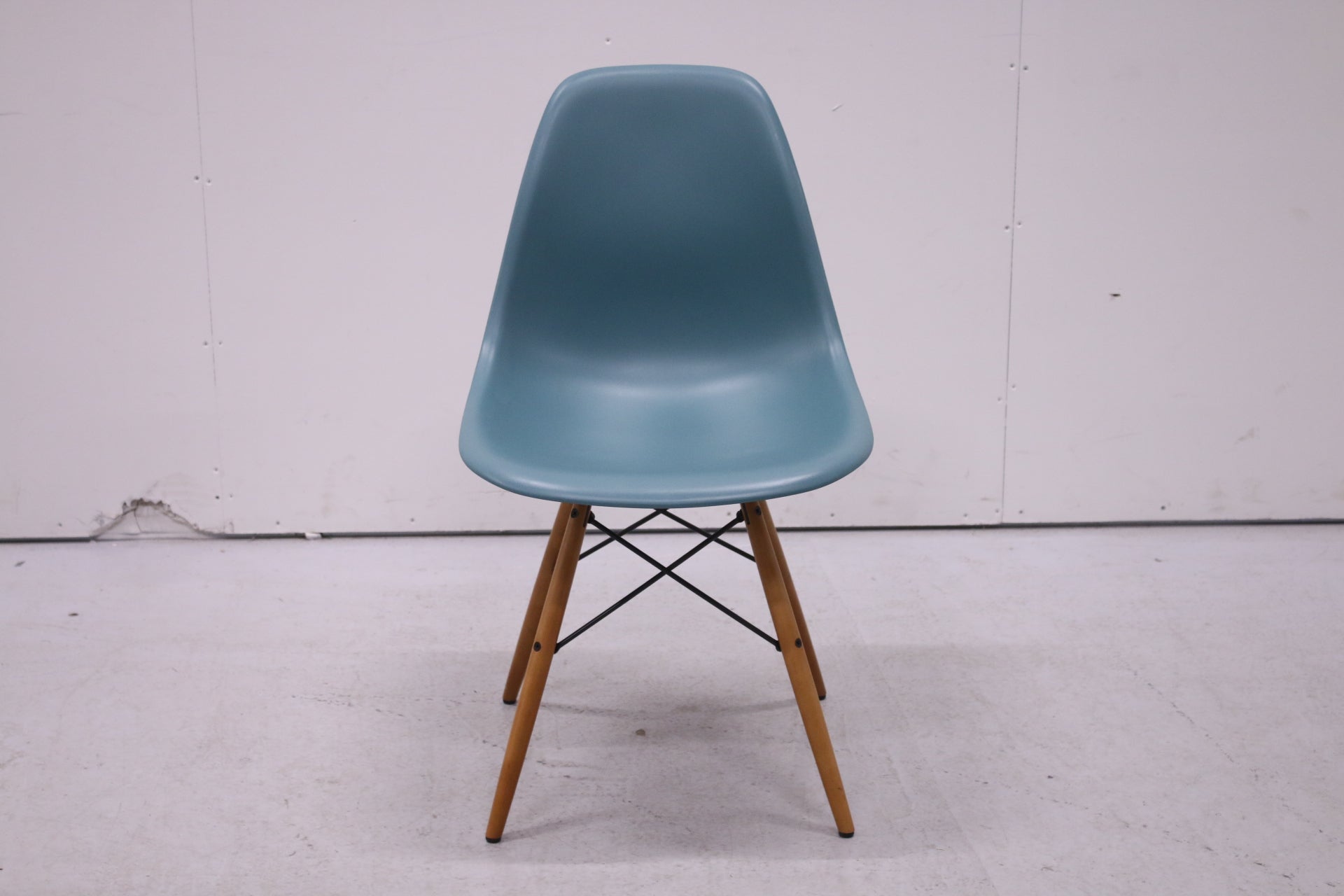 Vitra Eames Plastic Chair DSW – sininen / puujalat - Suomen Kalustekeskus