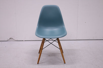 Vitra Eames Plastic Chair DSW – sininen / puujalat - Suomen Kalustekeskus