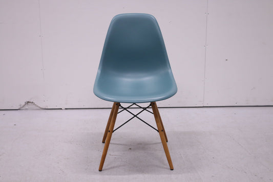 Vitra Eames Plastic Chair DSW – sininen / puujalat - Suomen Kalustekeskus