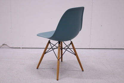 Vitra Eames Plastic Chair DSW – sininen / puujalat - Suomen Kalustekeskus