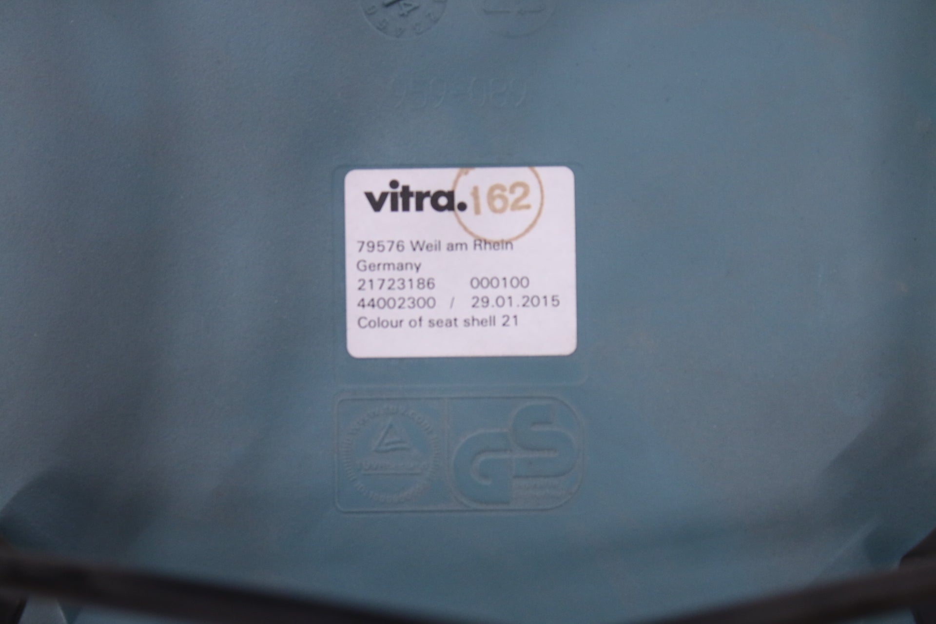 Vitra Eames Plastic Chair DSW – sininen / puujalat - Suomen Kalustekeskus