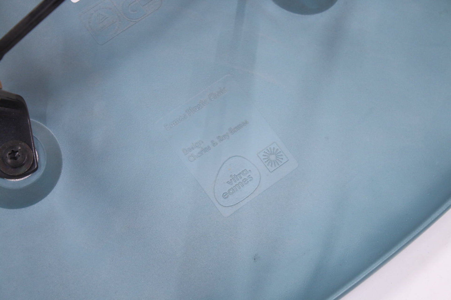 Vitra Eames Plastic Chair DSW – sininen / puujalat - Suomen Kalustekeskus