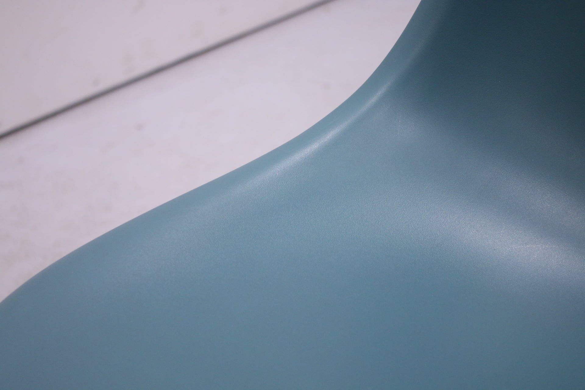 Vitra Eames Plastic Chair DSW – sininen / puujalat - Suomen Kalustekeskus
