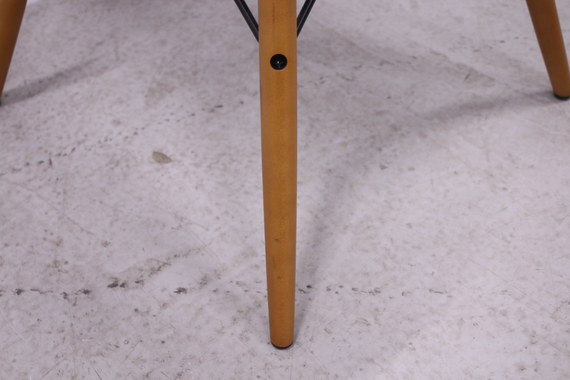 Vitra Eames Plastic Chair DSW – sininen / puujalat - Suomen Kalustekeskus