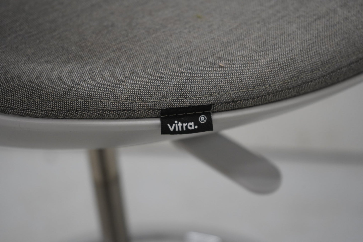Vitra Rookie - kassatuoli / työtuoli jalkatuella, harmaa - Suomen Kalustekeskus