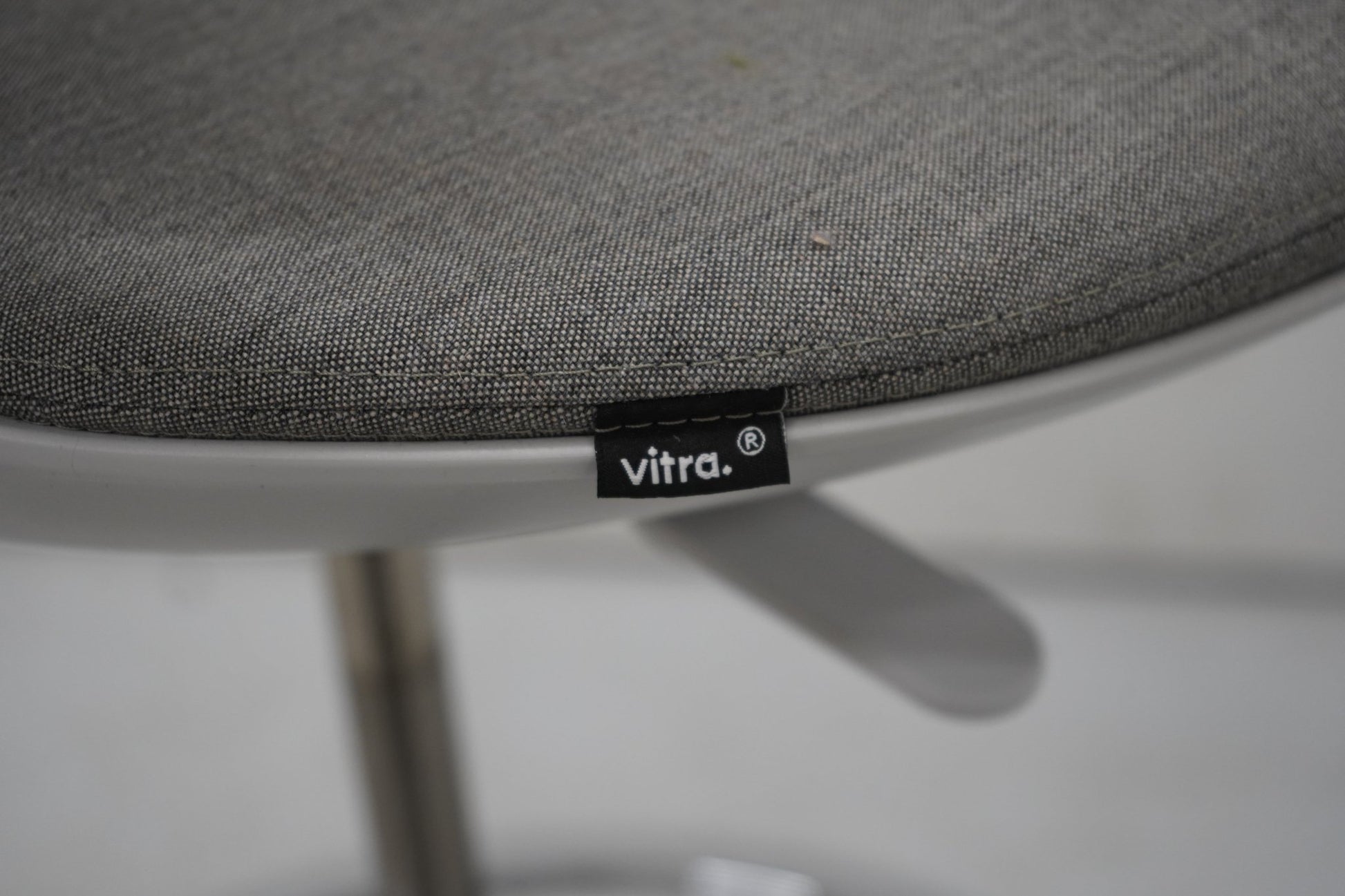 Vitra Rookie - kassatuoli / työtuoli jalkatuella, harmaa - Suomen Kalustekeskus