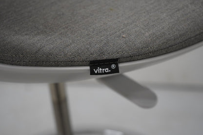 Vitra Rookie - kassatuoli / työtuoli jalkatuella, harmaa - Suomen Kalustekeskus