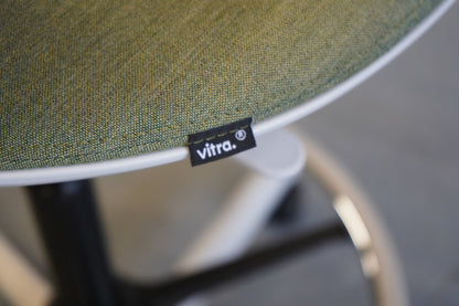 Vitra Rookie - kassatuoli / työtuoli jalkatuella - Suomen Kalustekeskus