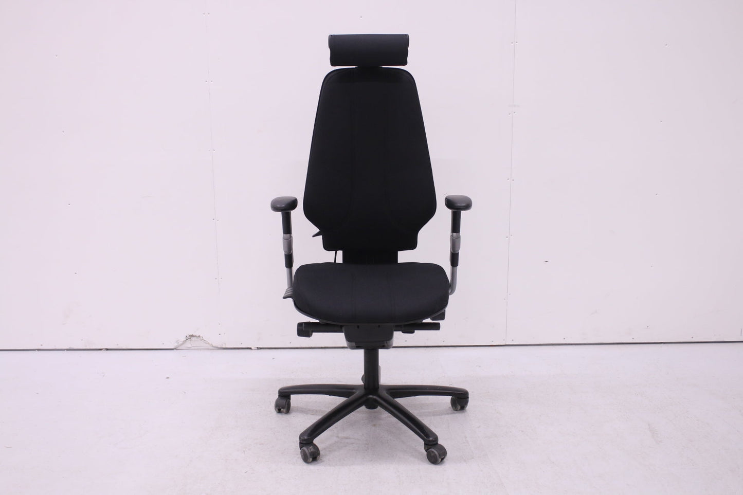 Ympäriverhoiltu Martela Logic 400 musta, uudelleenverhoiltu - Suomen Kalustekeskus