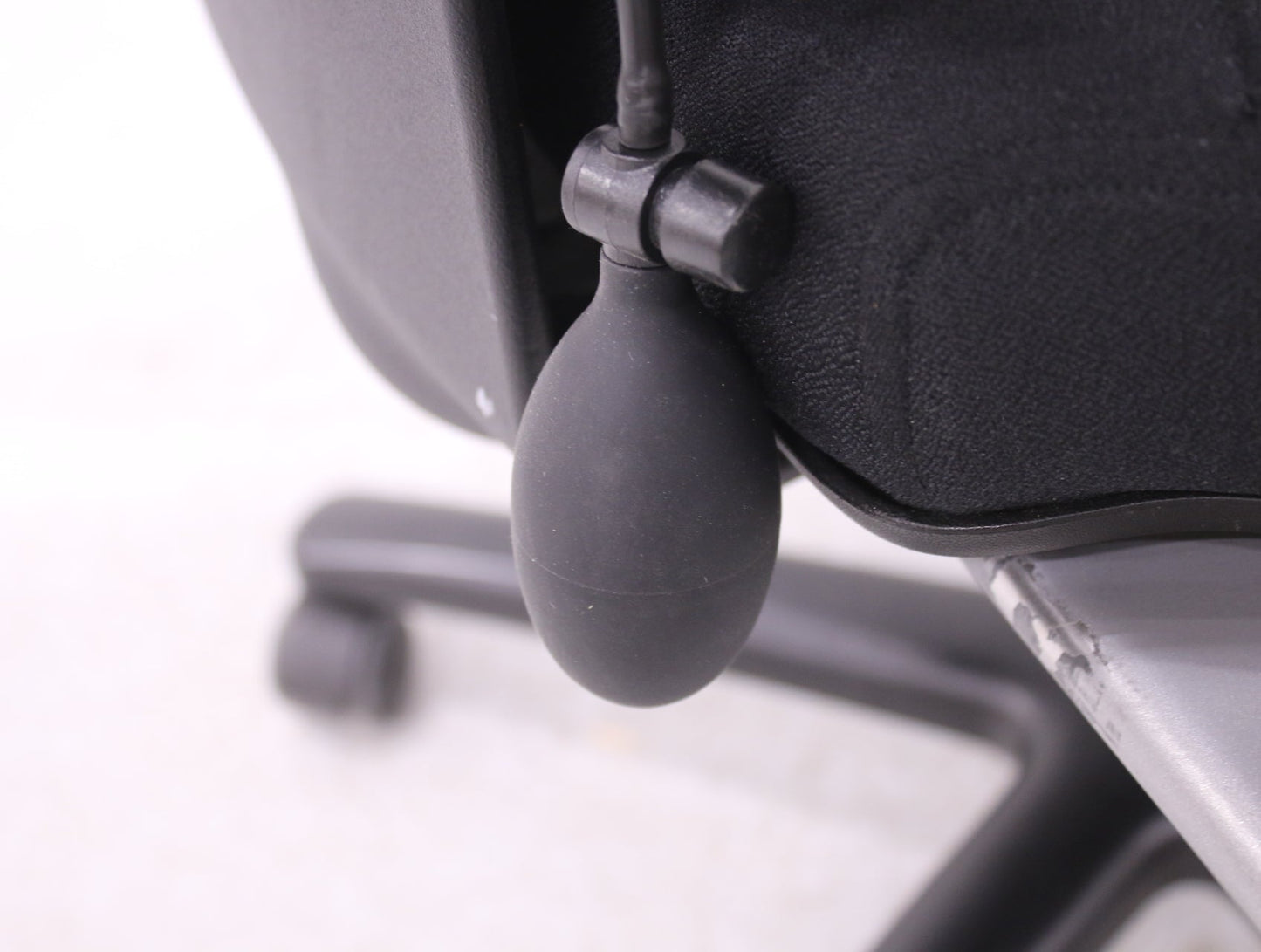 Ympäriverhoiltu Martela Logic 400 musta, uudelleenverhoiltu - Suomen Kalustekeskus