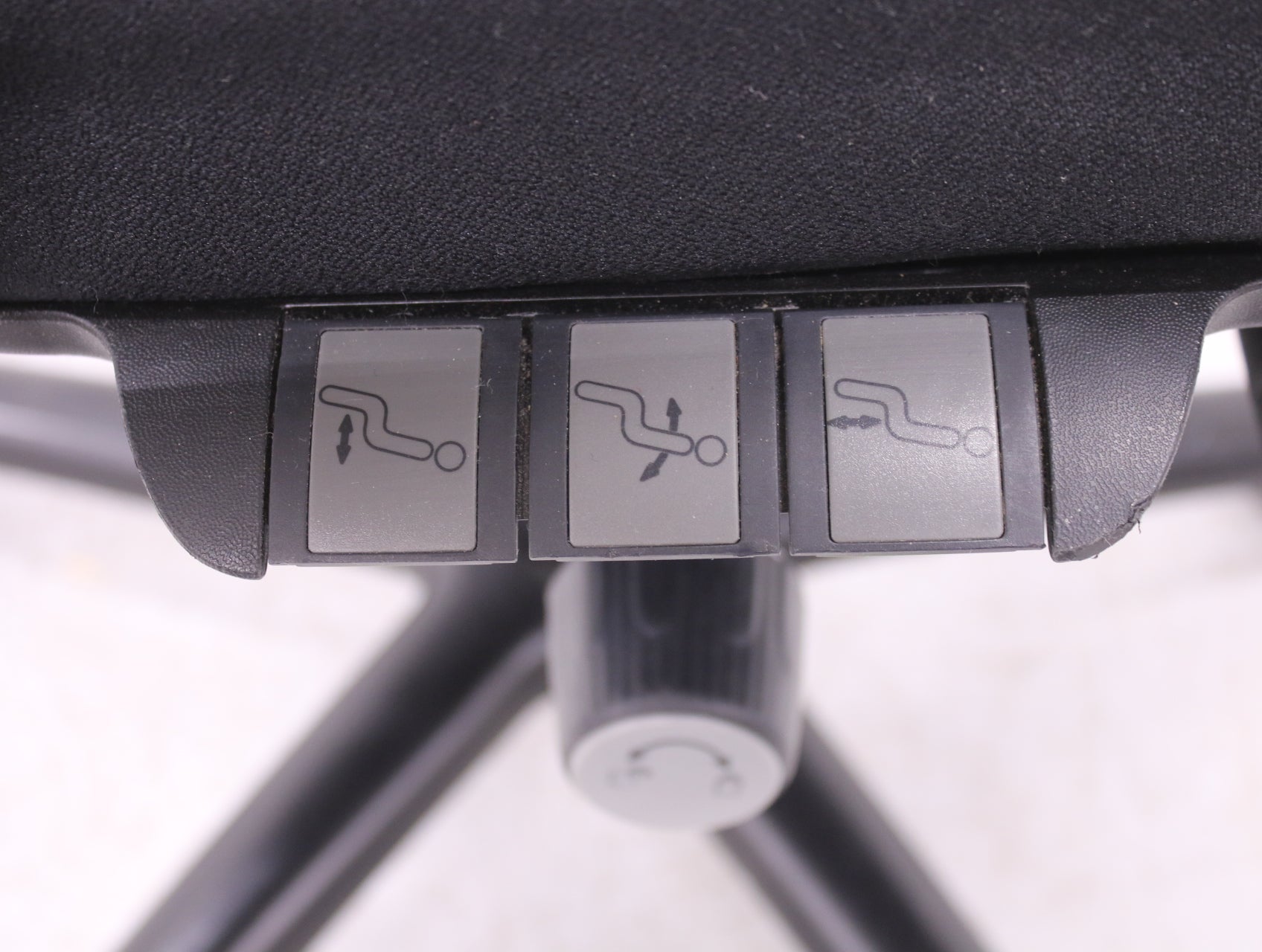 Ympäriverhoiltu Martela Logic 400 musta, uudelleenverhoiltu - Suomen Kalustekeskus