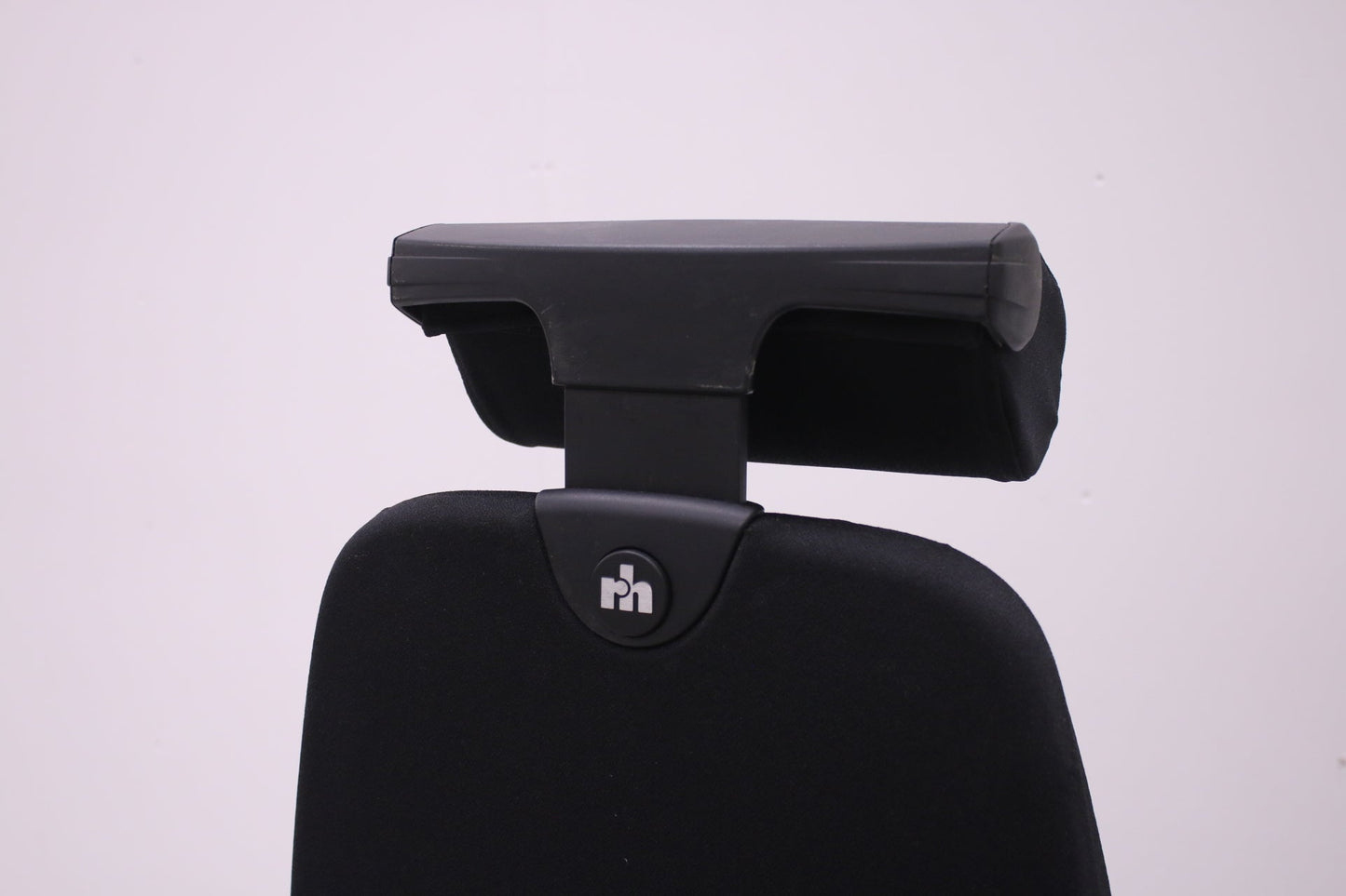 Ympäriverhoiltu Martela Logic 400 musta, uudelleenverhoiltu - Suomen Kalustekeskus