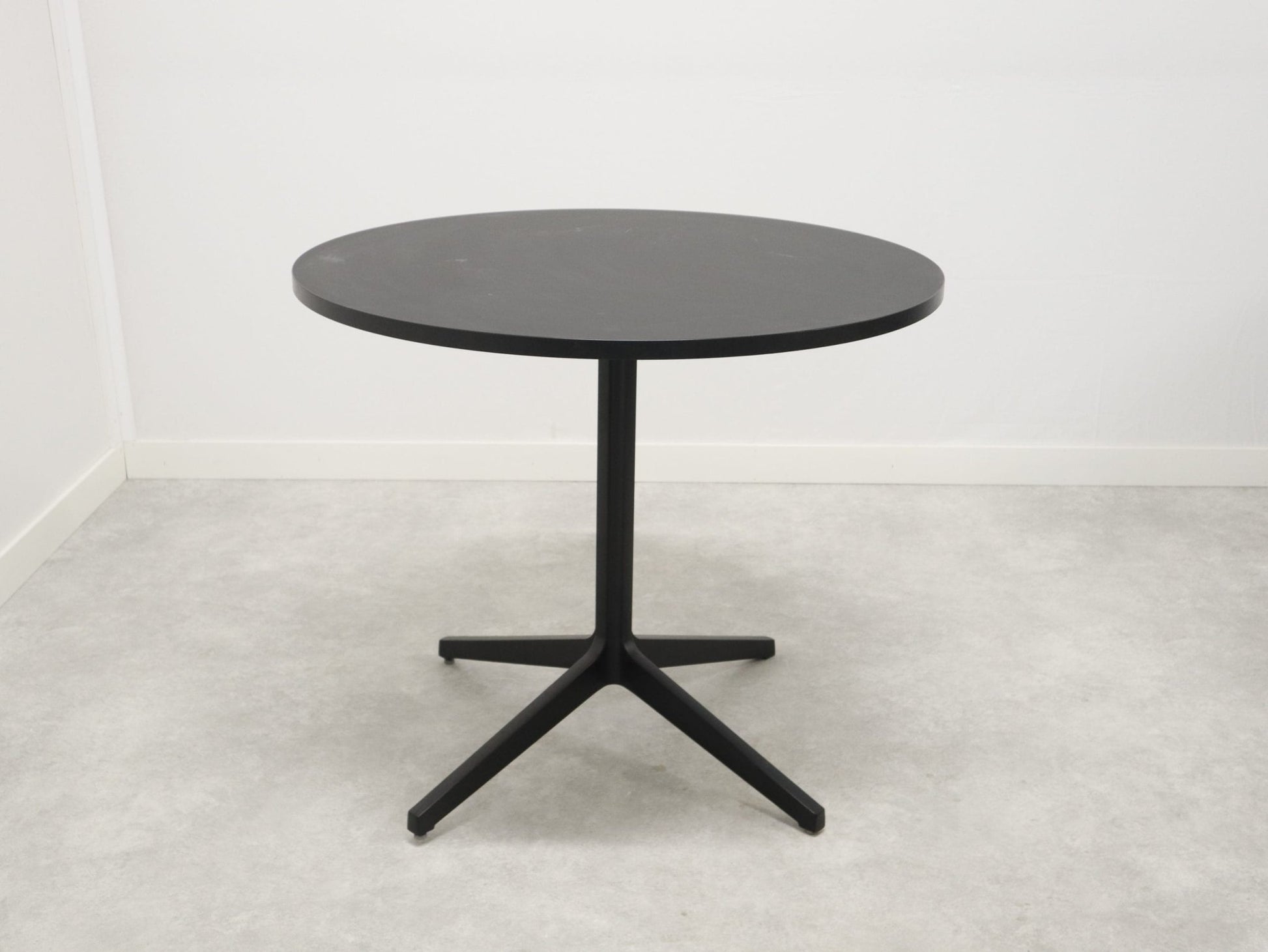 Ypsilon 4 pöytä 90cm - Suomen Kalustekeskus