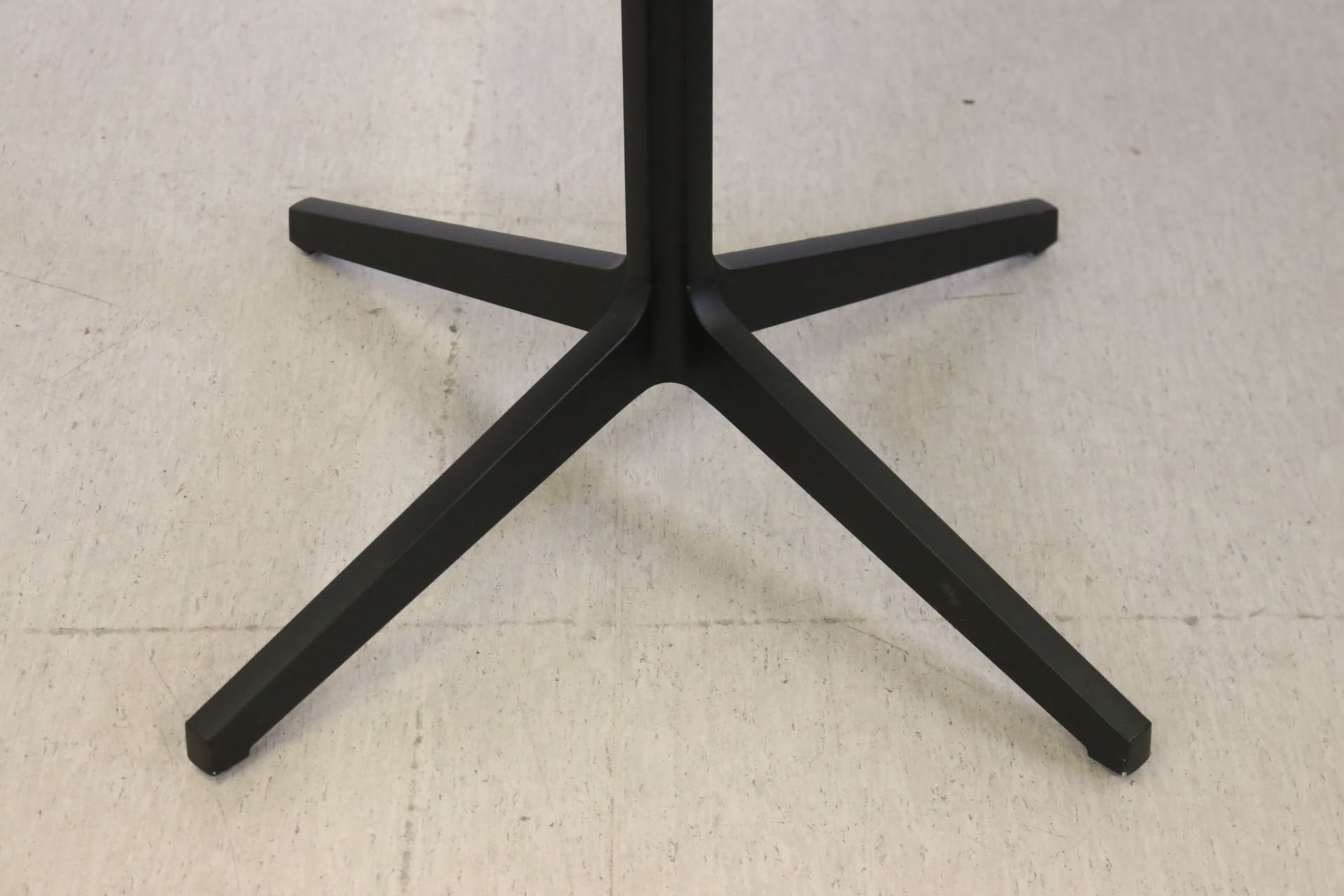 Ypsilon pöytä - Suomen Kalustekeskus