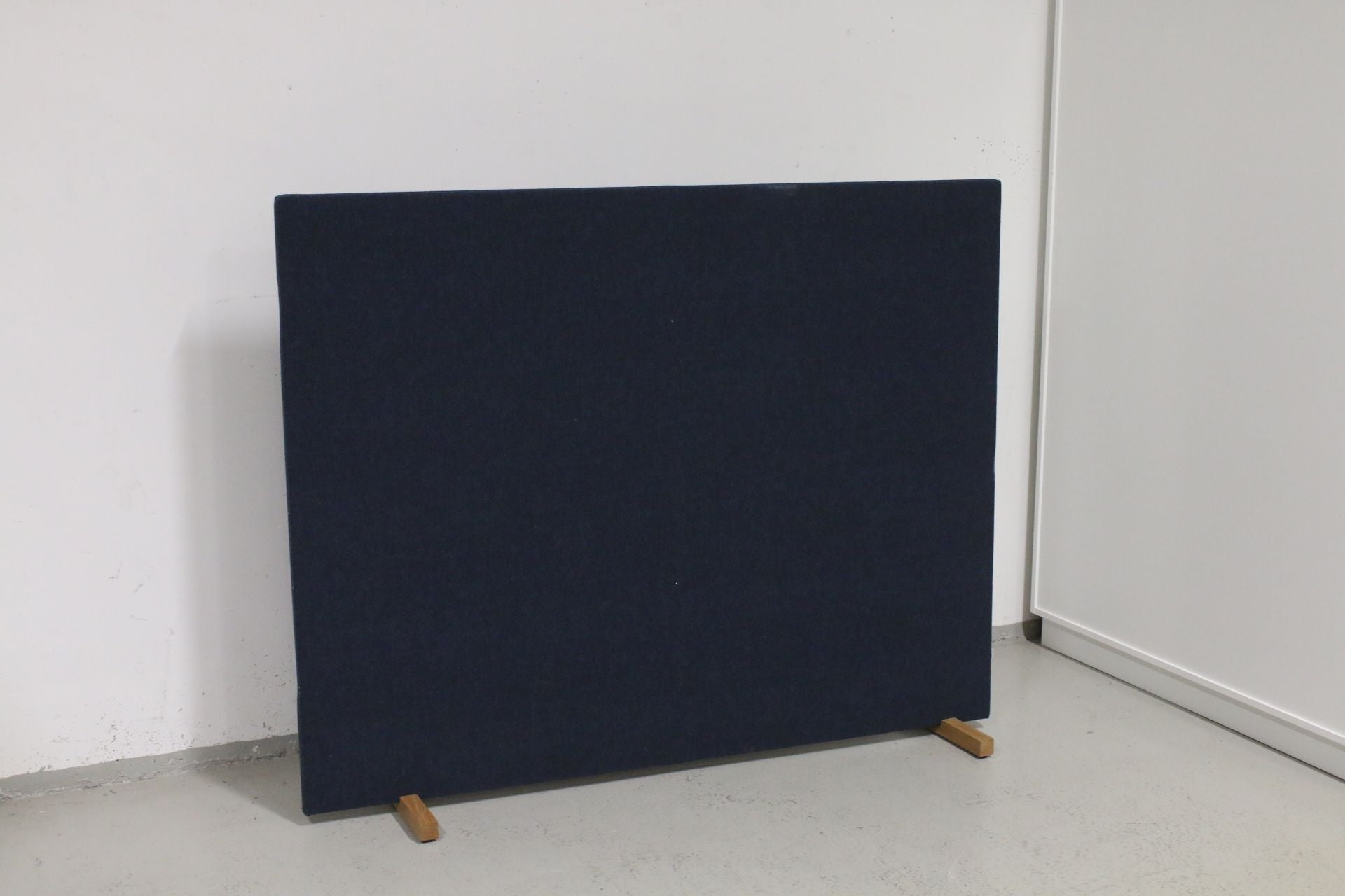 Zilencio Optima Floor - akustoiva lattiaseinäke / sermi 164*130 - Suomen Kalustekeskus