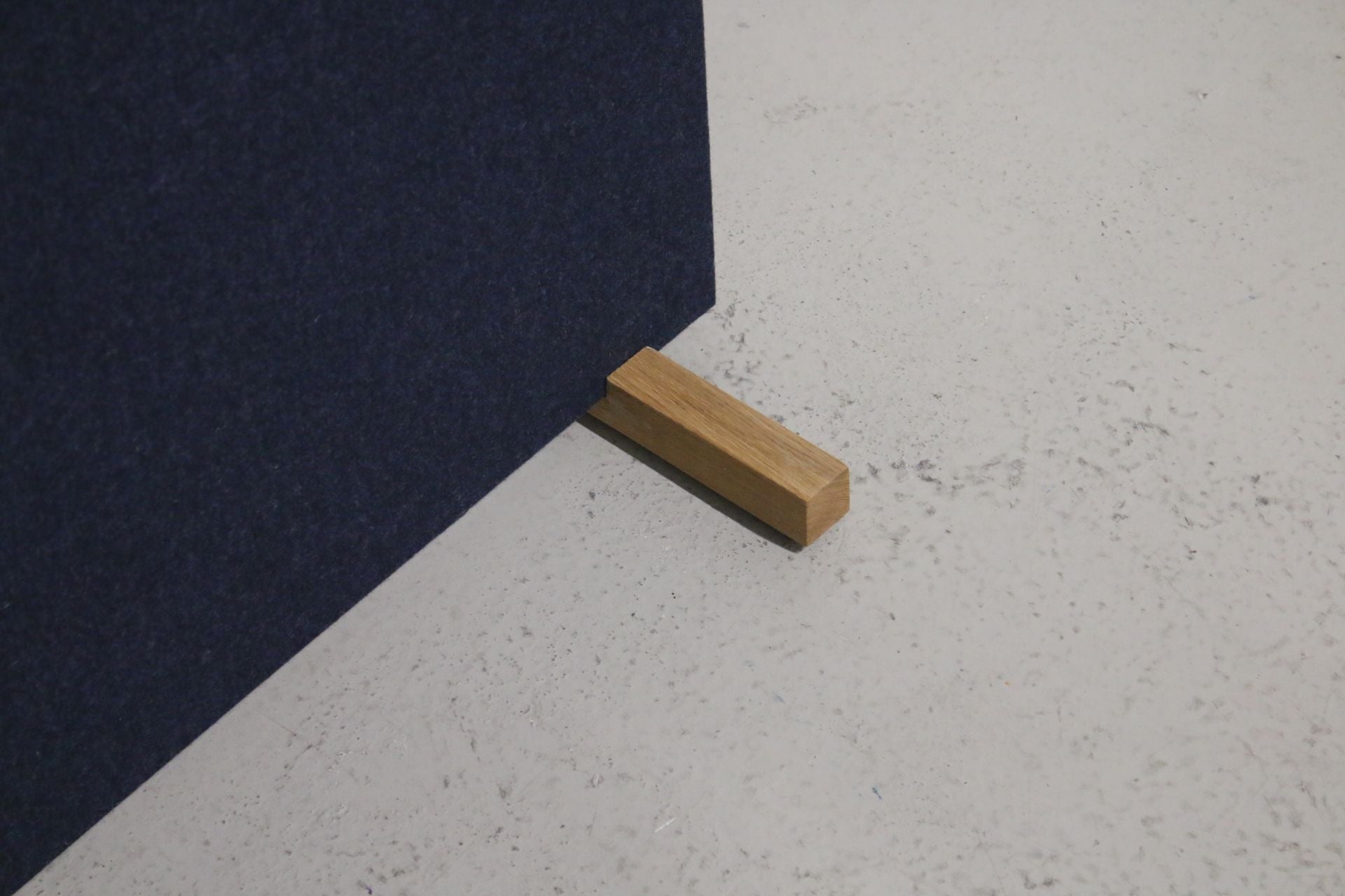 Zilencio Optima Floor - akustoiva lattiaseinäke / sermi 80*130 - Suomen Kalustekeskus