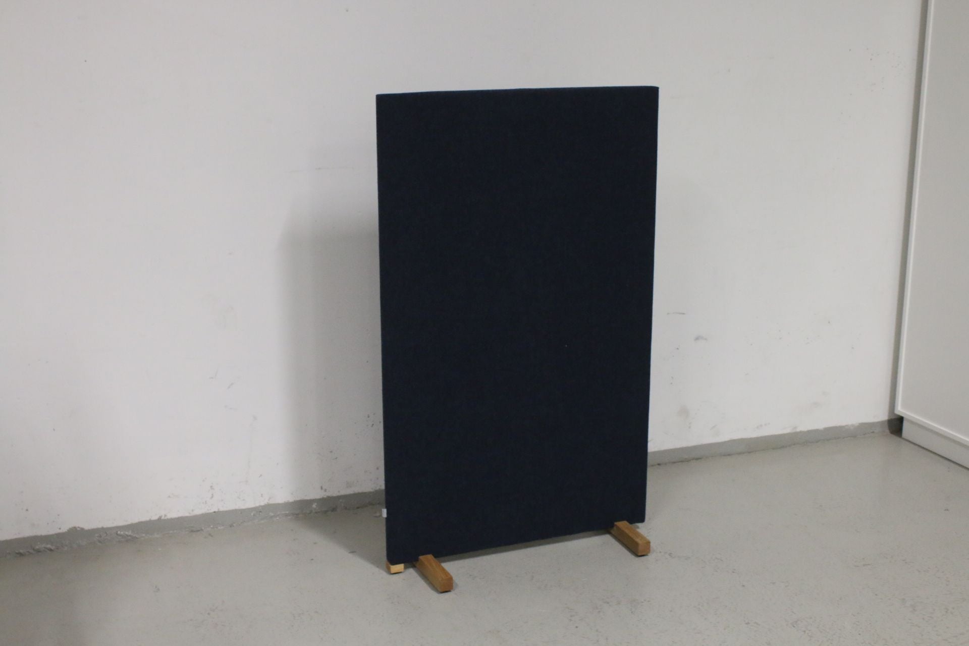 Zilencio Optima Floor - akustoiva lattiaseinäke / sermi 80*130 - Suomen Kalustekeskus